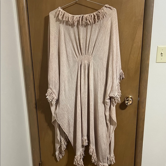 Elegant Cream Fringed Poncho - Picture 2 of 4